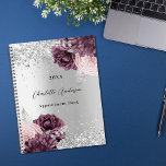 Silberburgund florale elegant glamourös 2023 planer<br><div class="desc">Imitat silber aussehend mit bordeauxroten und rot-rosa Blumen,  Blume,  Imitate silberner Glitzer,  Glitzern. Personalisieren und ein Jahr,  Name und Titel/Text</div>