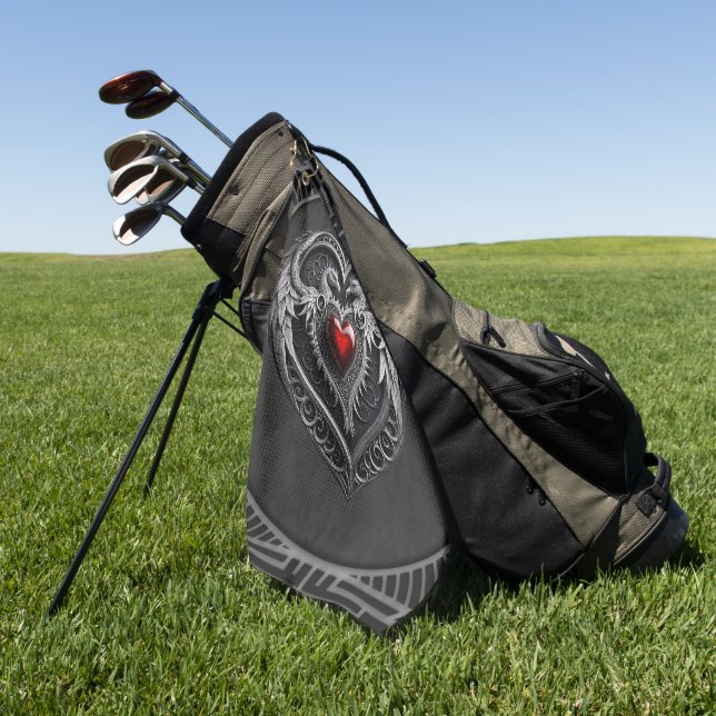 Silberes Herz mit Flügeln. Golfhandtuch (Gras)