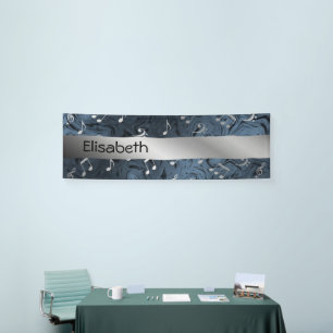 silberfarbene Musiknoten mit blauer Banner