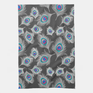 Silbergraue/graue PfauenFedern auf dunkelgrau Geschirrtuch