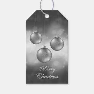 Silbergraue Weihnachtskugeln auf rotem Bokeh Geschenkanhänger