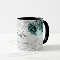 Silbergrüne Blüten eleganter Monogrammname