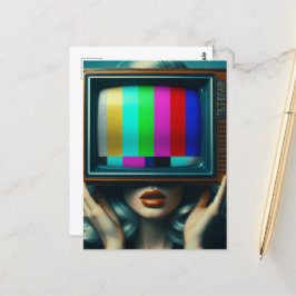 Silberhaarfrau mit einem Fernseher auf ihrem Kopf Postkarte
