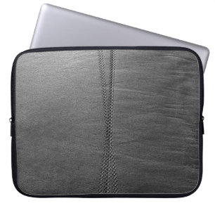 Silberkettenverbindung auf grauem Textil Laptopschutzhülle