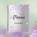 Silberlavender violet Glitzer Name 2024 Planer<br><div class="desc">Ein Imitat silbermetallischer Hintergrund mit lila,  violetten Imitaten Glitzer Staub. Personalisieren und fügen Sie einen Namen und ein Jahr.</div>