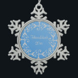 Silberne Eleganz-blaue Chanukka-Schneeflocke Schneeflocken Zinn-Ornament<br><div class="desc">Reizender Rolleentwurf im Silber über einem blauen Steigungshintergrund. Fertigen Sie das Jahr besonders an.</div>