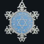 Silberne Eleganz blauer DAVIDSSTERN Chanukka Schneeflocken Zinn-Ornament<br><div class="desc">Reizender Rolleentwurf im Silber über einem blauen Steigungshintergrund.  Ein Davidsstern Verziert die Mitte,  mit dem jüdischen Jahr nach innen.  Fertigen Sie besonders an oder entfernen Sie das Jahr.</div>