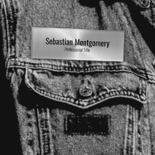 Silberne Faux-Metall-Oberfläche, elegante schwarze Namenschild