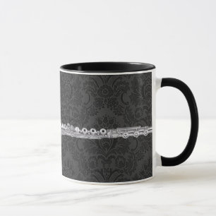 Silberne Flöte auf schwarzem Damast Tasse