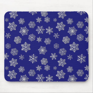 Silberne Schneeflocken auf dunkelblauem Hintergrun Mousepad