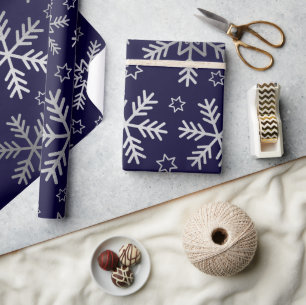 Silberne Schneeflocken und Sterne auf navyblauem W Geschenkpapier