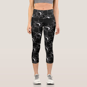 Silberne Sonne auf schwarzem Hintergrund verteilt Capri Leggings