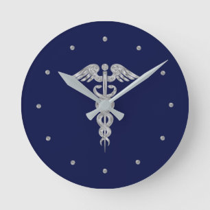 Silberner grauer Caduceus auf einer marineblauen r Runde Wanduhr