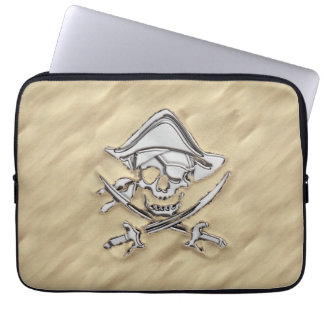 Silberner Piratenschädel am Strand Laptopschutzhülle