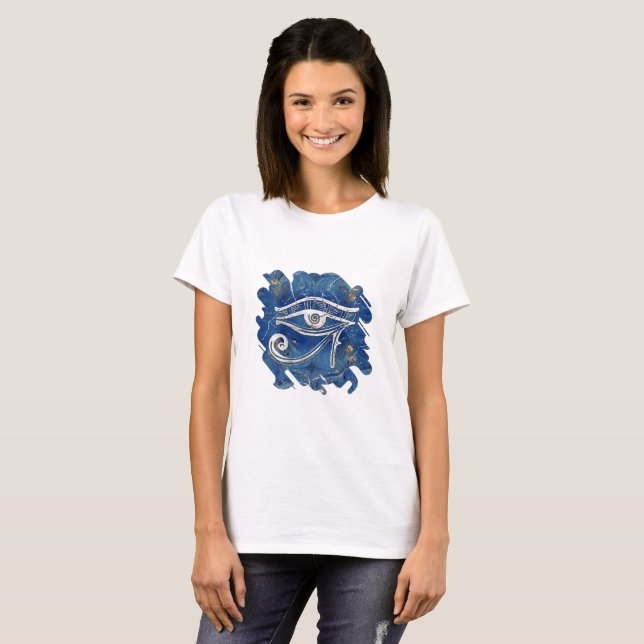 Silbernes ägyptisches Auge von Horus auf blauem T-Shirt (Vorne ganz)