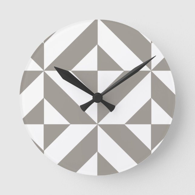 Silbernes Grau-geometrisches Deko-Würfel-Muster Runde Wanduhr (Vorderseite)
