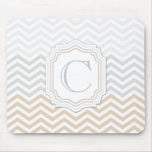 Silbernes Grau-Goldmonogramm Zickzack Mousepad