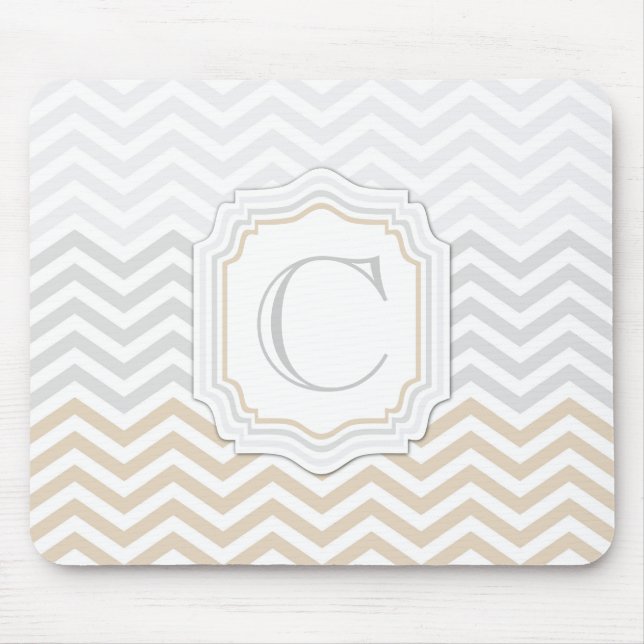 Silbernes Grau-Goldmonogramm Zickzack Mousepad (Vorne)
