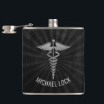 Silbernes medizinisches Symbol-personalisierte Flachmann<br><div class="desc">Cooles Caduceus-medizinisches Spezialitäten-personalisiertes Vinyl eingewickelte Flasche. Groß für Geschenke für Doktoren und Krankenschwestern oder senden Sie als Abschlussgeschenk,  Hochzeitsgeschenk auch. Um den Text zu ändern,  verwenden Sie die Personifizierungswahl. Für umfangreicheren Text ändert wie Änderungen am Schriftart,  Schriftartfarbe,  oder Textgröße und -plan,  wählen die besonders anfertigen Wahl.</div>