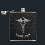 Silbernes medizinisches Symbol-personalisierte Flachmann<br><div class="desc">Cooles Caduceus-medizinisches Spezialitäten-personalisiertes Vinyl eingewickelte Flasche. Groß für Geschenke für Doktoren und Krankenschwestern oder senden Sie als Abschlussgeschenk,  Hochzeitsgeschenk auch. Um den Text zu ändern,  verwenden Sie die Personifizierungswahl. Für umfangreicheren Text ändert wie Änderungen am Schriftart,  Schriftartfarbe,  oder Textgröße und -plan,  wählen die besonders anfertigen Wahl.</div>