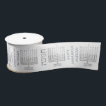 Silbernes Menorah Chanukka Muster stilvoll Satinband<br><div class="desc">Personifizieren Sie dieses stilvolles Imitat silberne Menorah Muster-Feiertagsband für die ganze Ihren Chanukka-Geschenkverpackungsbedarf. Die einfache moderne Menorah Grafik im Imitatsilber hat zwei Sets Text zwischen jedem: Glückliches Chanukka mit Raum für den Namen Ihrer Wahl und CHANUKKA in der hebräischen Beschriftung, beide in einem zusammenpassenden silbernen Ton-Schriftart. Set auf einem klaren...</div>