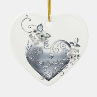 Silbernes mit Filigran geschmücktes Herz u. weiße Keramik Ornament