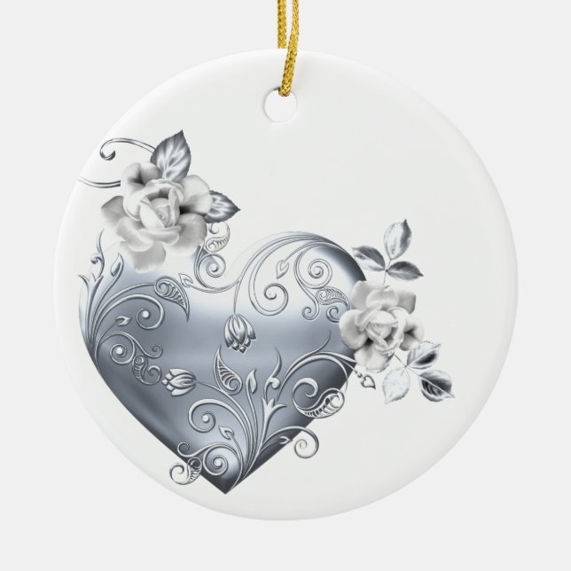 Silbernes mit Filigran geschmücktes Herz u. weiße Keramik Ornament (Vorne)