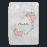 Silberrosa Blumenbezeichnungen Glitzer iPad Pro Cover<br><div class="desc">Ein Imitat silber aussehender Hintergrund. Dekoriert mit Imitat Glitzer. Das geometrisch geformte Herz ist mit rosa Blume und Grünpflanzen geschmückt. Personalisieren und einen Namen hinzufügen. Der Name wird mit einem modernen handgeschriebenen Skript geschrieben.</div>