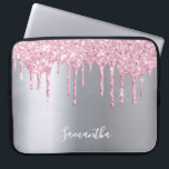 Silberrosa Glitzer Tropfen nennen mädchenhaft Laptopschutzhülle<br><div class="desc">Ein elegantes,  mädchenhaftes und glamouröses Pad-Gehäuse. Rosa Imitate Glitzer Tropfen,  malen Tropfen. Chic Imitate silber aussehend Hintergrund. Geben Sie Ihren Namen ein,  der mit einem modernen handgeschriebenen Stilskript geschrieben wurde. Weiße Buchstaben.</div>