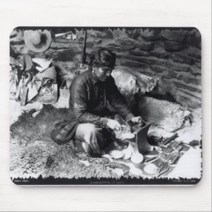 Silberschmied bei der Arbeit, c.1914 Mousepad