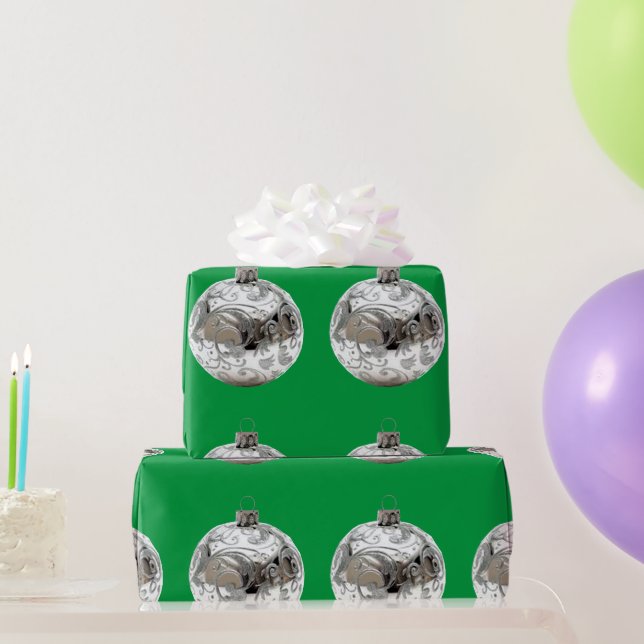 Silberschmuck auf grünem Umschlagpapier Geschenkpapier (Partygeschenke)