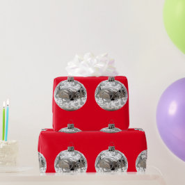 Silberschmuck auf rotem Umschlagpapier Geschenkpapier