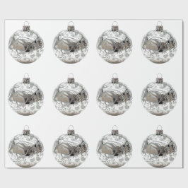 Silberschmuck auf weißem Umschlagpapier Geschenkpapier