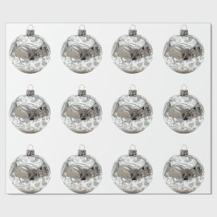 Silberschmuck auf weißem Umschlagpapier Geschenkpapier