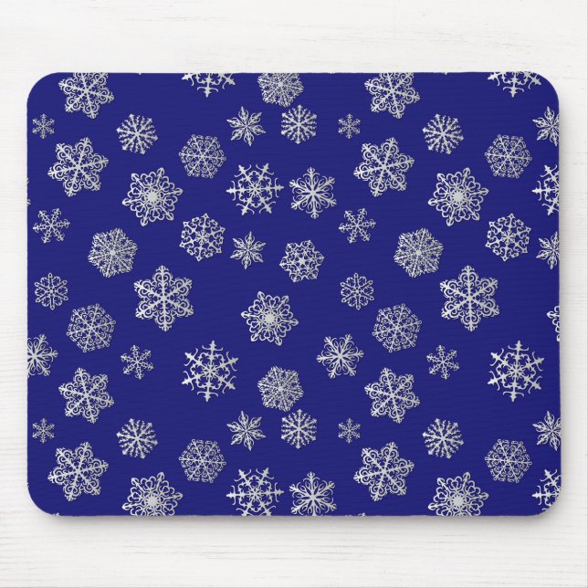 Silberschneeflocken auf dunkelblauem Hintergrund Mousepad (Vorne)