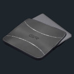 Silberstreifen im schwarzen Hintergrund Laptopschutzhülle<br><div class="desc">Bild von schwarzem metallischem Hintergrund mit zwei glänzenden silbernen Streifen Akzent. Optionales Monogramm.</div>