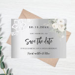 Silberweiße Blumen zum Geburtstag Save The Date<br><div class="desc">Modernes und elegantes Save the Date für eine 50. Geburtstagsfeier. Ein silbernes Imitat mit weißen Blume und weißer Spitze. Personalisieren und fügen Sie Datum und Namen hinzu. Der Text: Save the Date ist mit einem großen angesagten,  handgeschriebenen Stilskript geschrieben.</div>