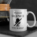 SILENCE SIE SELBST Funny Zitat Kaffeetasse<br><div class="desc">"Bitte SILENCE Sie selbst" mit einem gedämpften Mikrofon-Symbol ist das ideale Geschenk für Mitarbeiter oder für sich selbst,  um sich bei Ihren Webanrufen zu zeigen,  wenn Sie von Zuhause aus ferngesteuert arbeiten.</div>