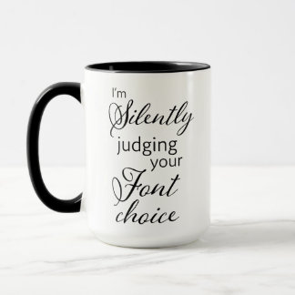 Silencieusement jugement de votre tasse de café