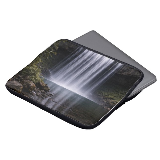 Silent Forest Waterfall – Calm Nature Landscape Laptopschutzhülle (Vorne Oben)