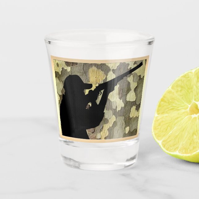 Silhouette auf Camouflage Schnapsglas (Vorderseite)
