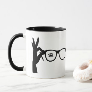 Silhouette de la main tenant des lunettes Mug
