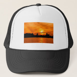 Silhouette de la ville au Casquette du coucher du
