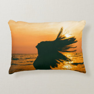 Silhouette der Mädchen, Sonnenuntergang auf dem Me Dekokissen