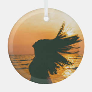 Silhouette der Mädchen, Sonnenuntergang auf dem Me Ornament Aus Glas