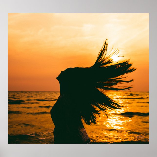 Silhouette der Mädchen, Sonnenuntergang auf dem Me Poster (Vorne)