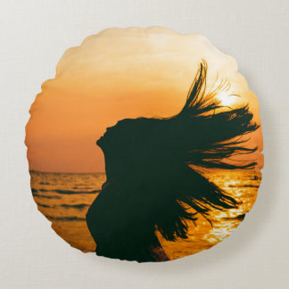 Silhouette der Mädchen, Sonnenuntergang auf dem Me Rundes Kissen