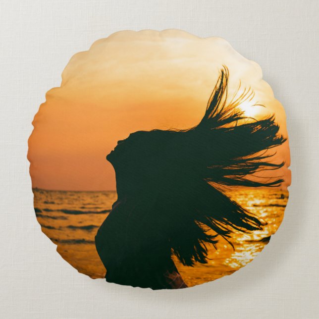Silhouette der Mädchen, Sonnenuntergang auf dem Me Rundes Kissen (Vorderseite)