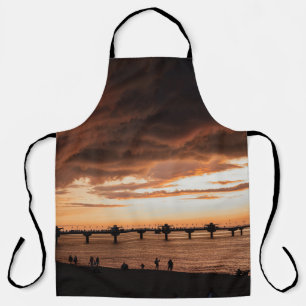 SILHOUETTE DER MENSCHEN AM STRAND WÄHREND DES SONN SCHÜRZE