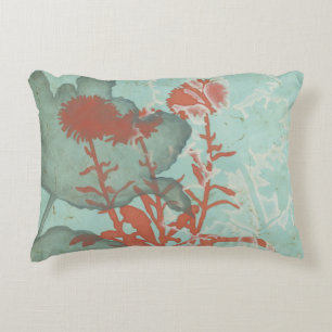 Silhouette der roten Blumen auf aquamarinem Zierkissen